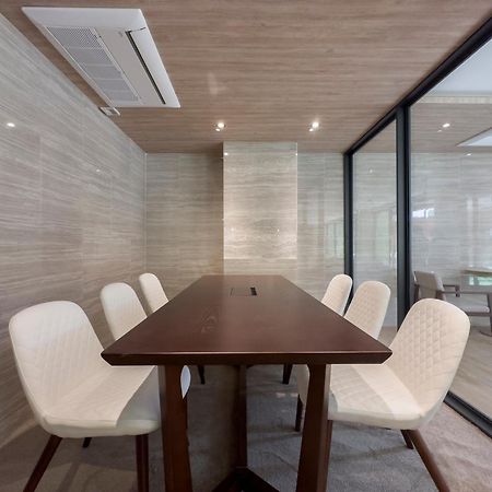 Ramada By Wyndham Bangkok Ten Ekamai Residences Экстерьер фото