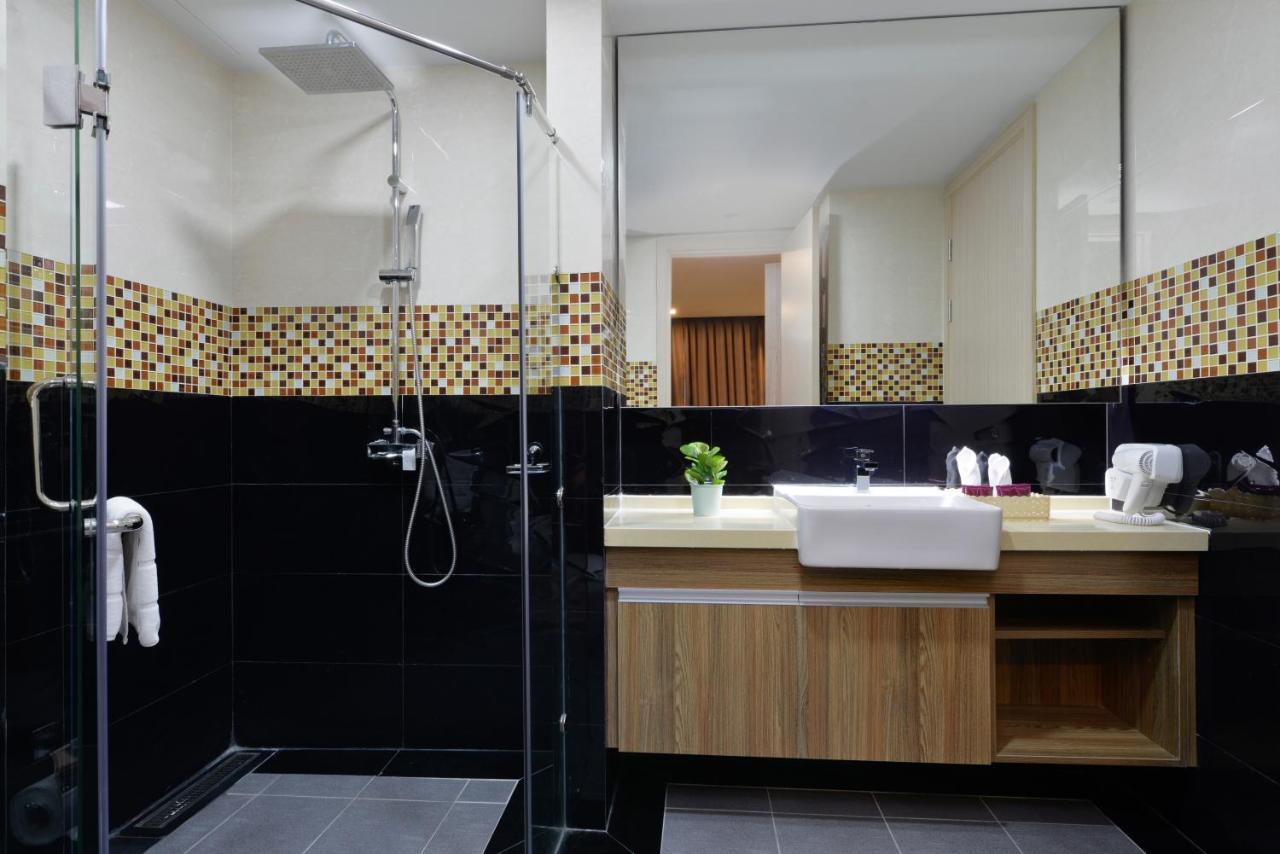 Ramada By Wyndham Bangkok Ten Ekamai Residences Экстерьер фото