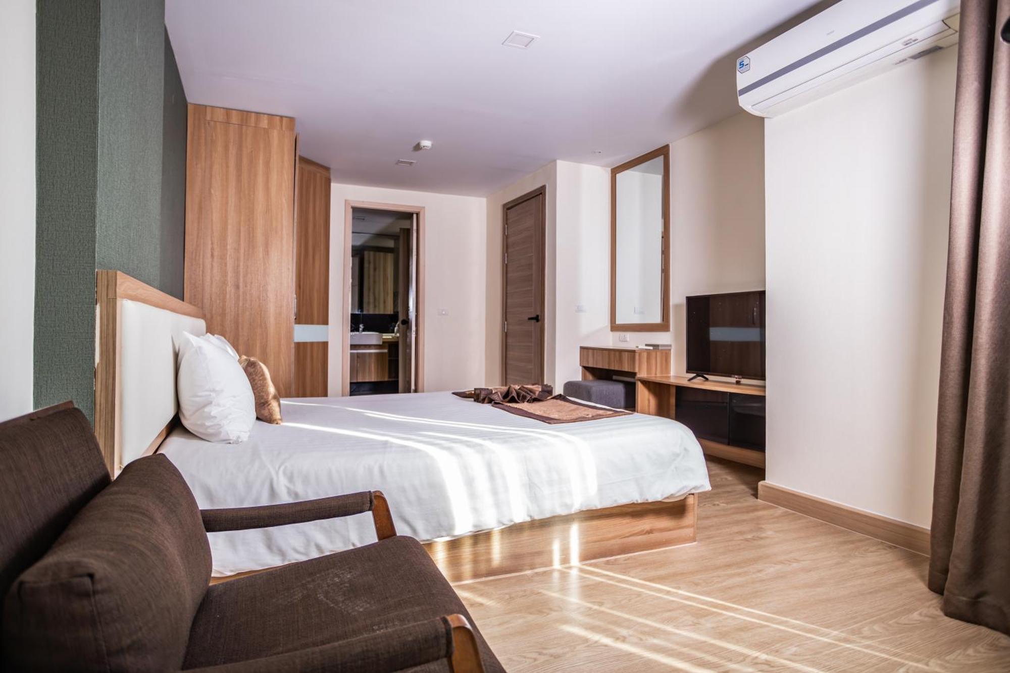 Ramada By Wyndham Bangkok Ten Ekamai Residences Экстерьер фото