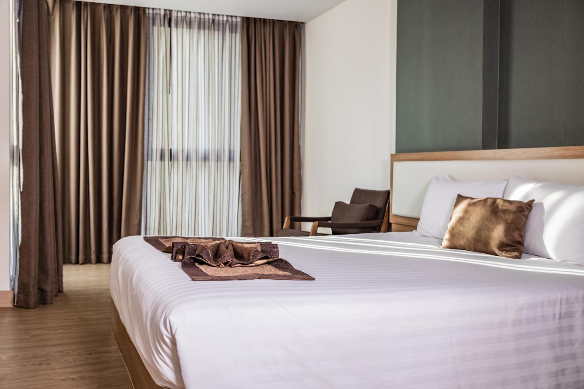 Ramada By Wyndham Bangkok Ten Ekamai Residences Экстерьер фото