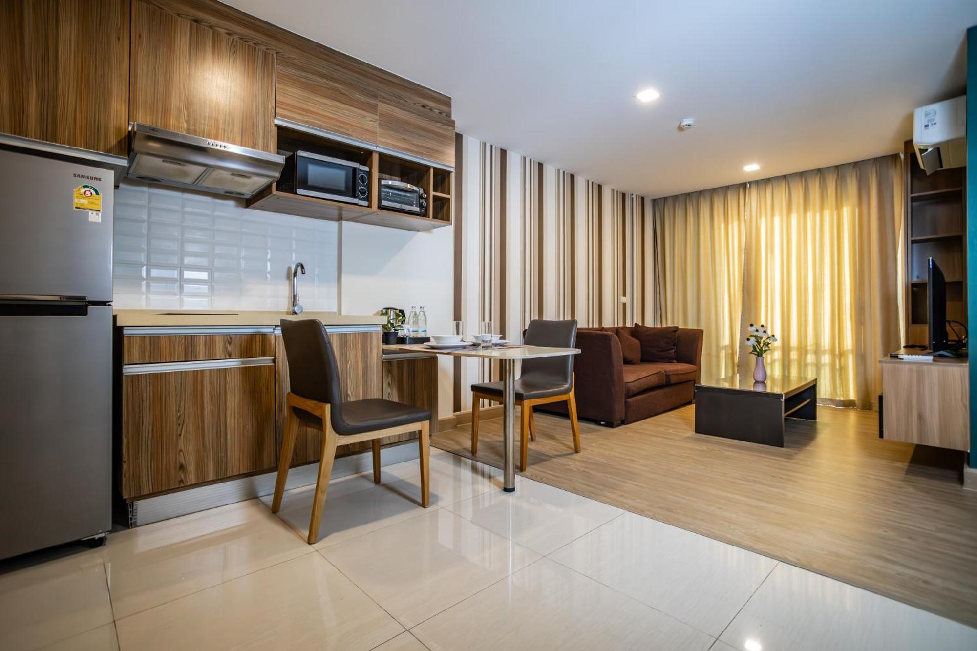 Ramada By Wyndham Bangkok Ten Ekamai Residences Экстерьер фото