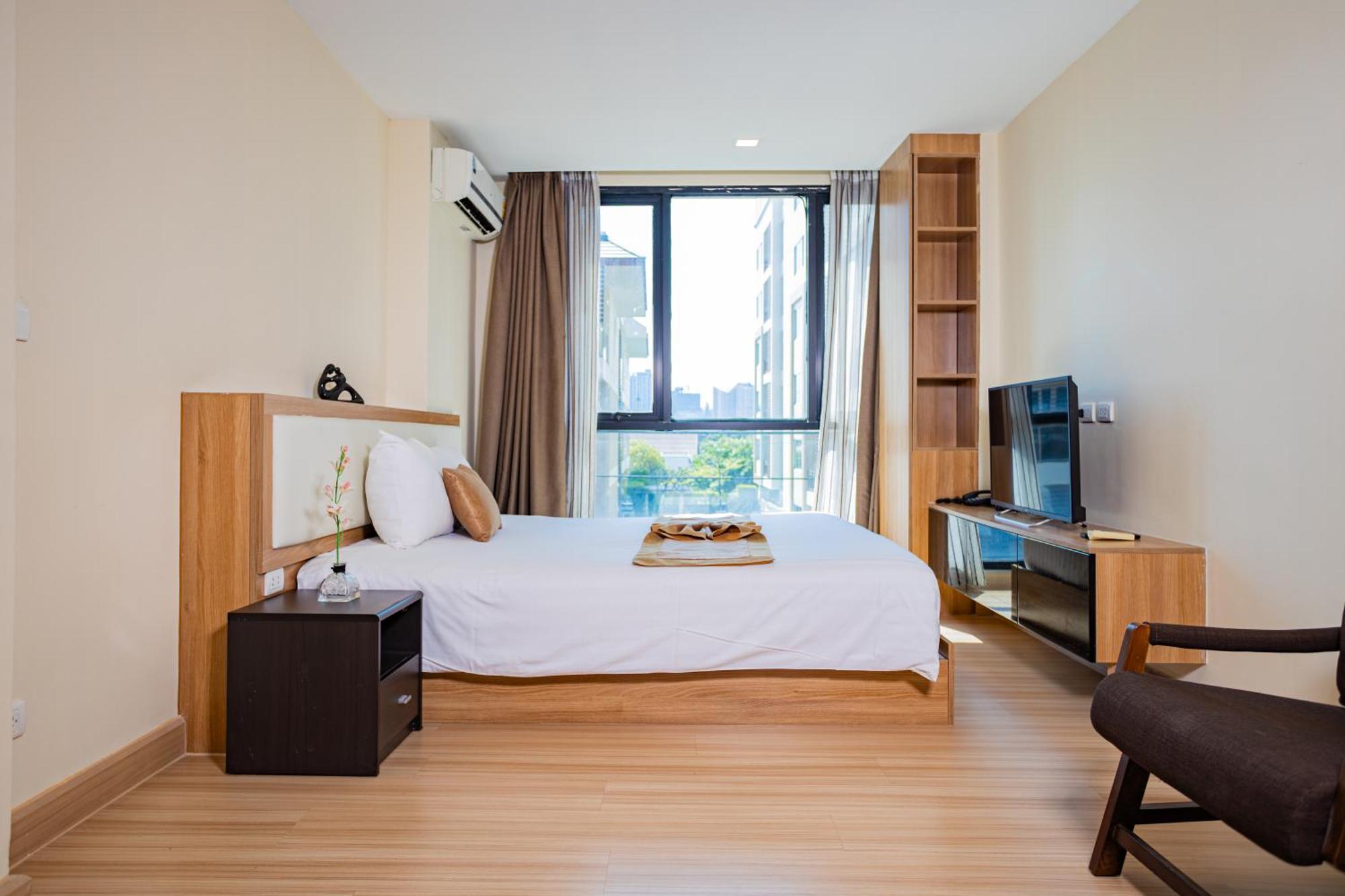 Ramada By Wyndham Bangkok Ten Ekamai Residences Экстерьер фото