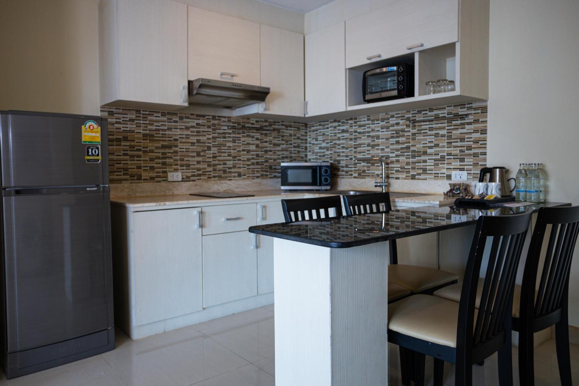 Ramada By Wyndham Bangkok Ten Ekamai Residences Экстерьер фото
