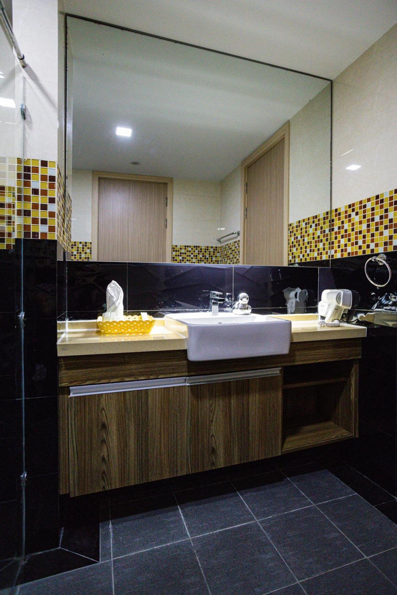 Ramada By Wyndham Bangkok Ten Ekamai Residences Экстерьер фото