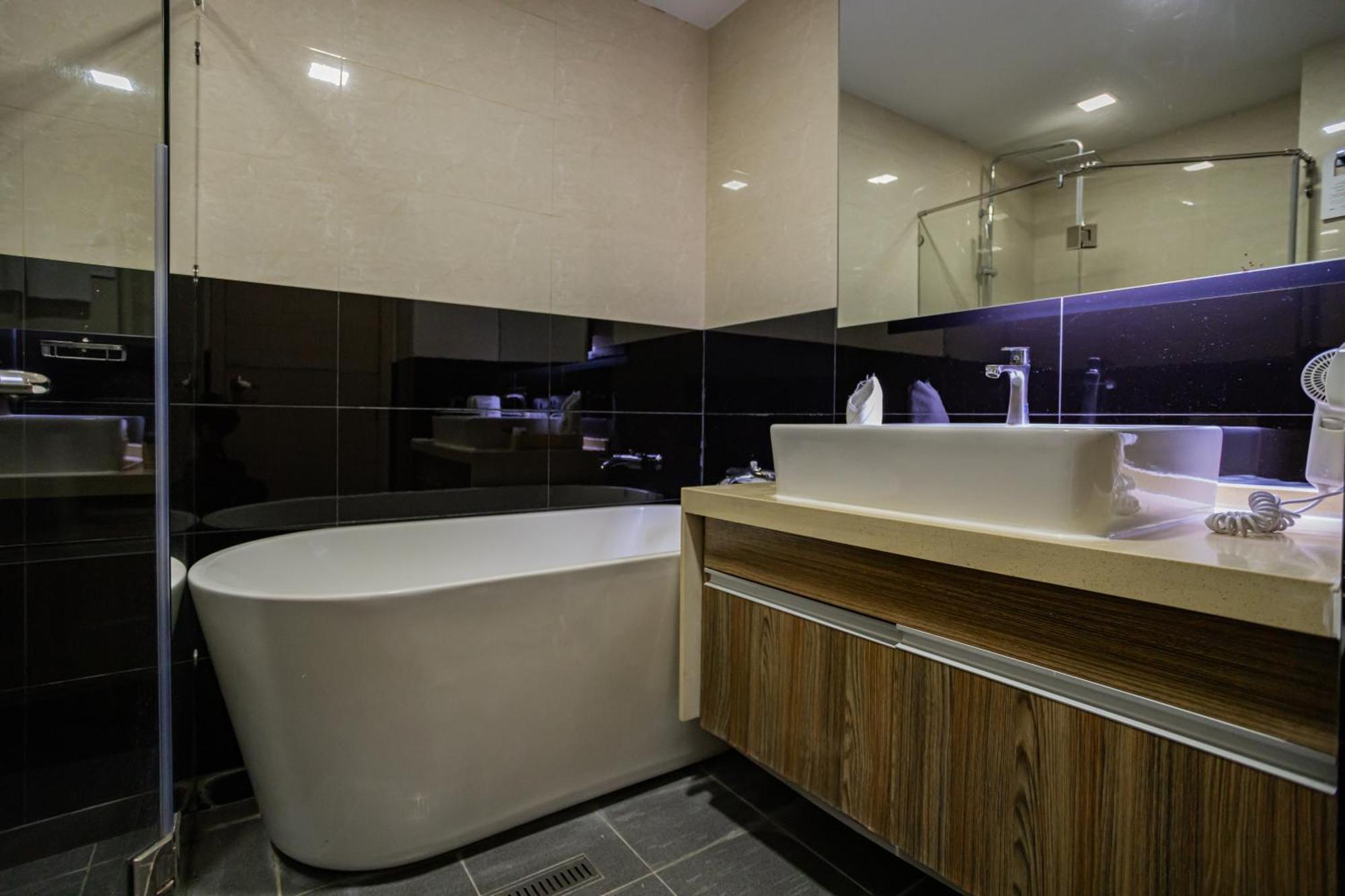Ramada By Wyndham Bangkok Ten Ekamai Residences Экстерьер фото