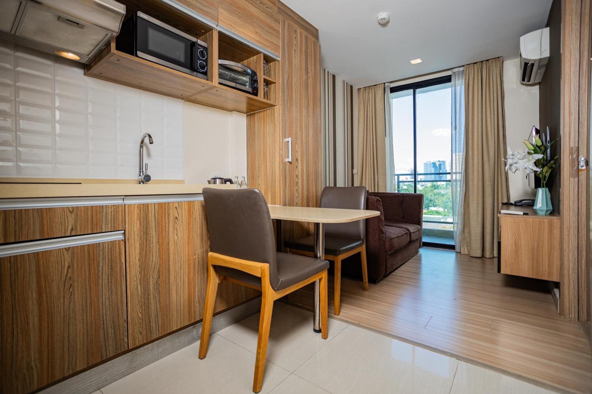 Ramada By Wyndham Bangkok Ten Ekamai Residences Экстерьер фото