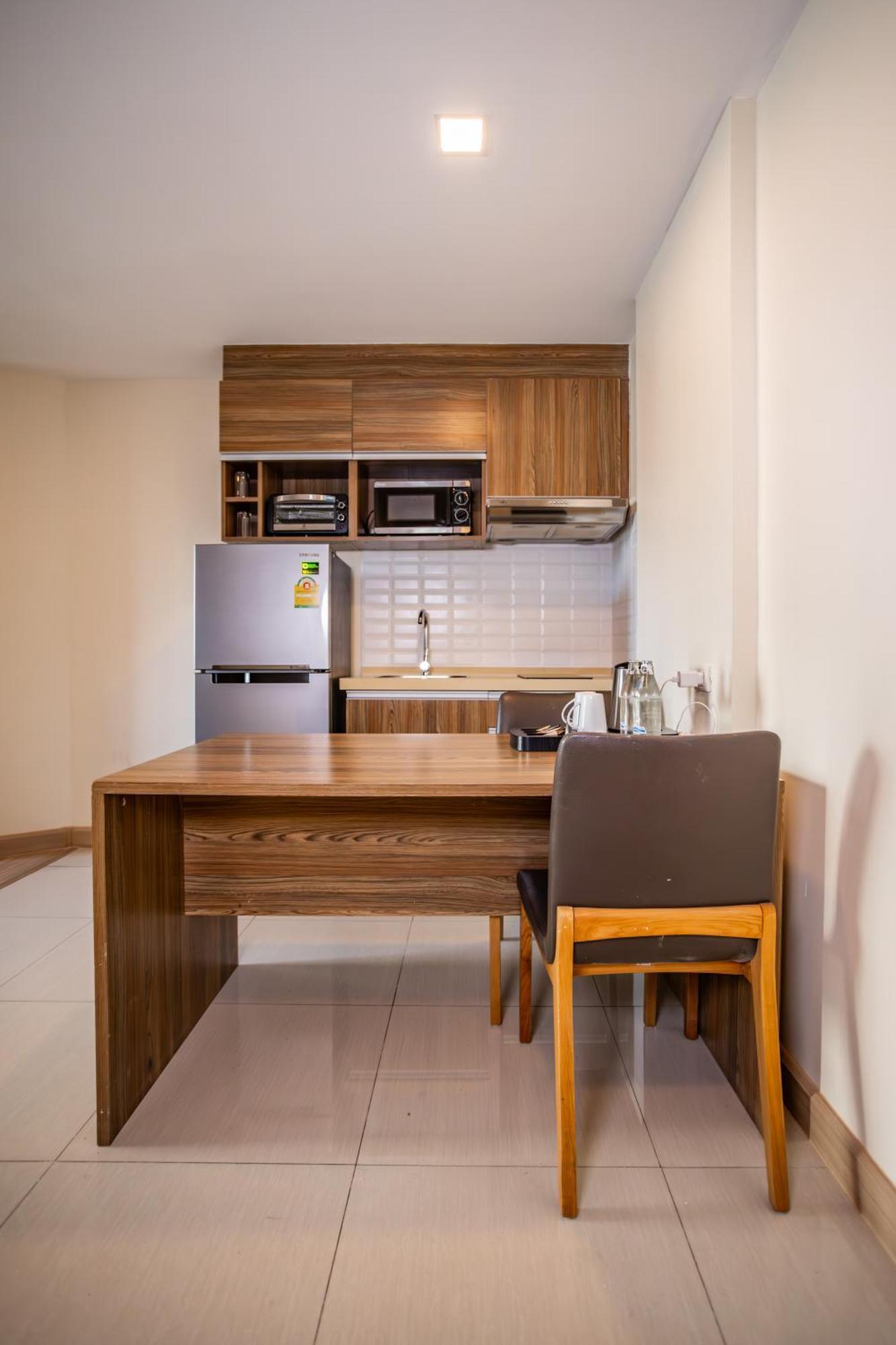 Ramada By Wyndham Bangkok Ten Ekamai Residences Экстерьер фото