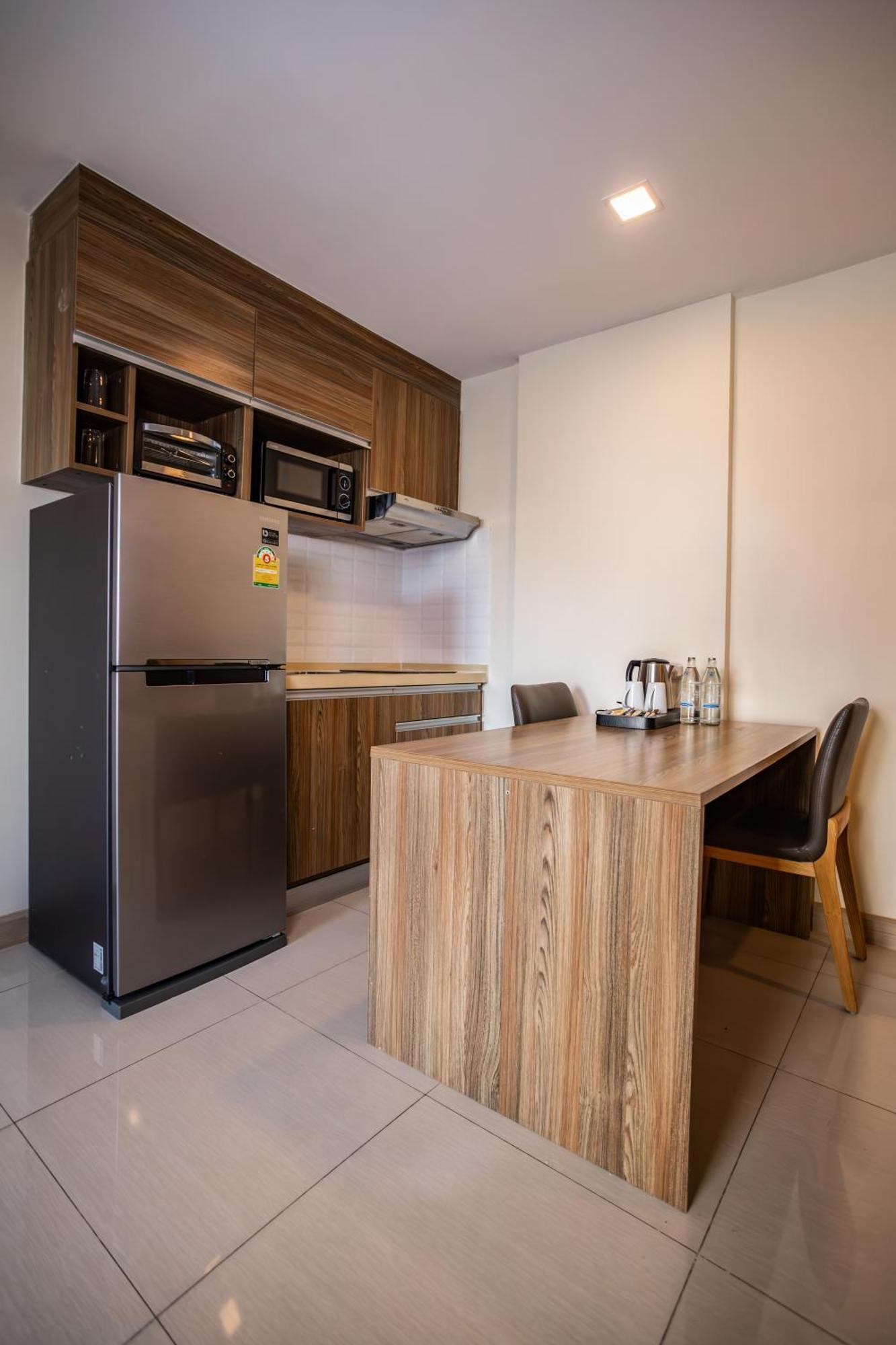 Ramada By Wyndham Bangkok Ten Ekamai Residences Экстерьер фото