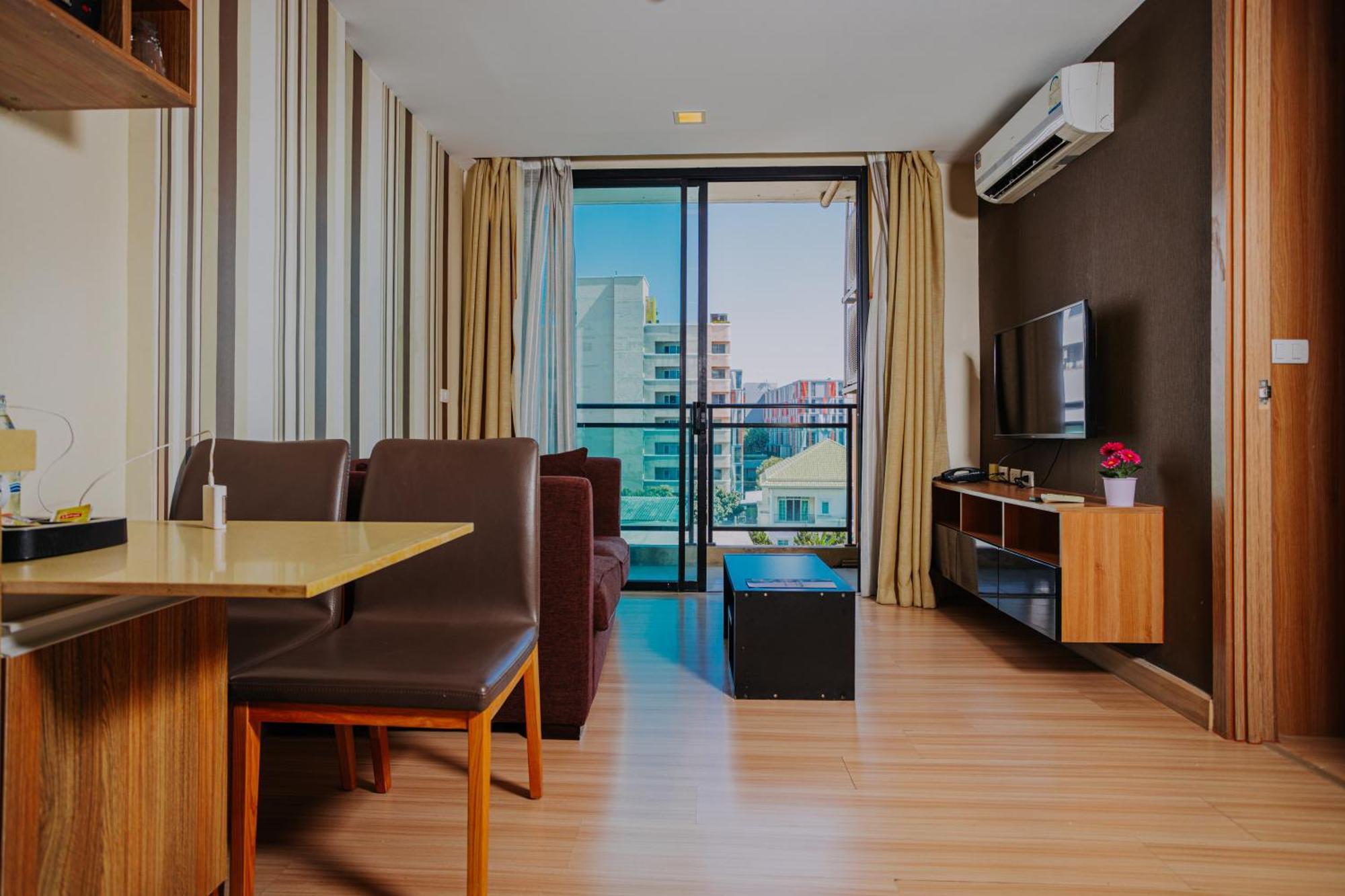 Ramada By Wyndham Bangkok Ten Ekamai Residences Экстерьер фото