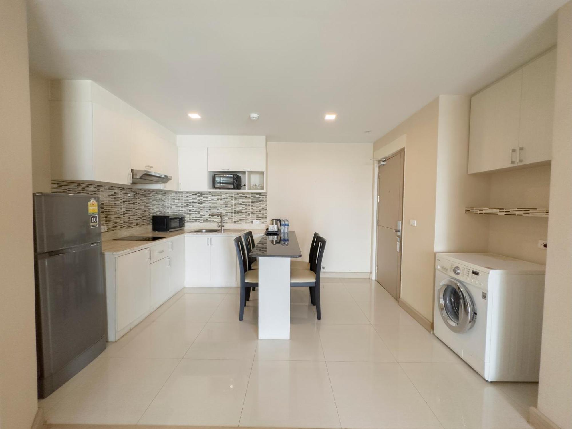 Ramada By Wyndham Bangkok Ten Ekamai Residences Экстерьер фото