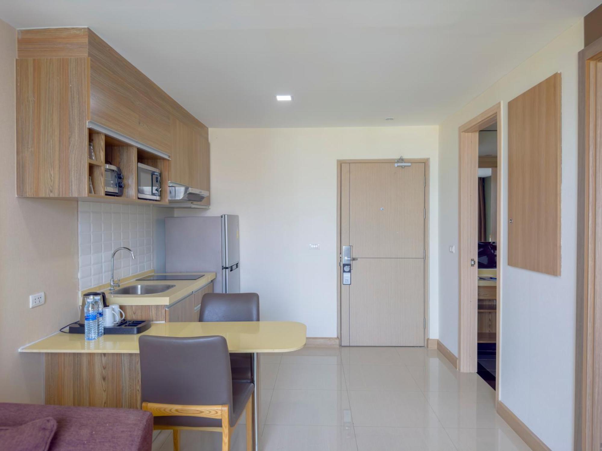 Ramada By Wyndham Bangkok Ten Ekamai Residences Экстерьер фото