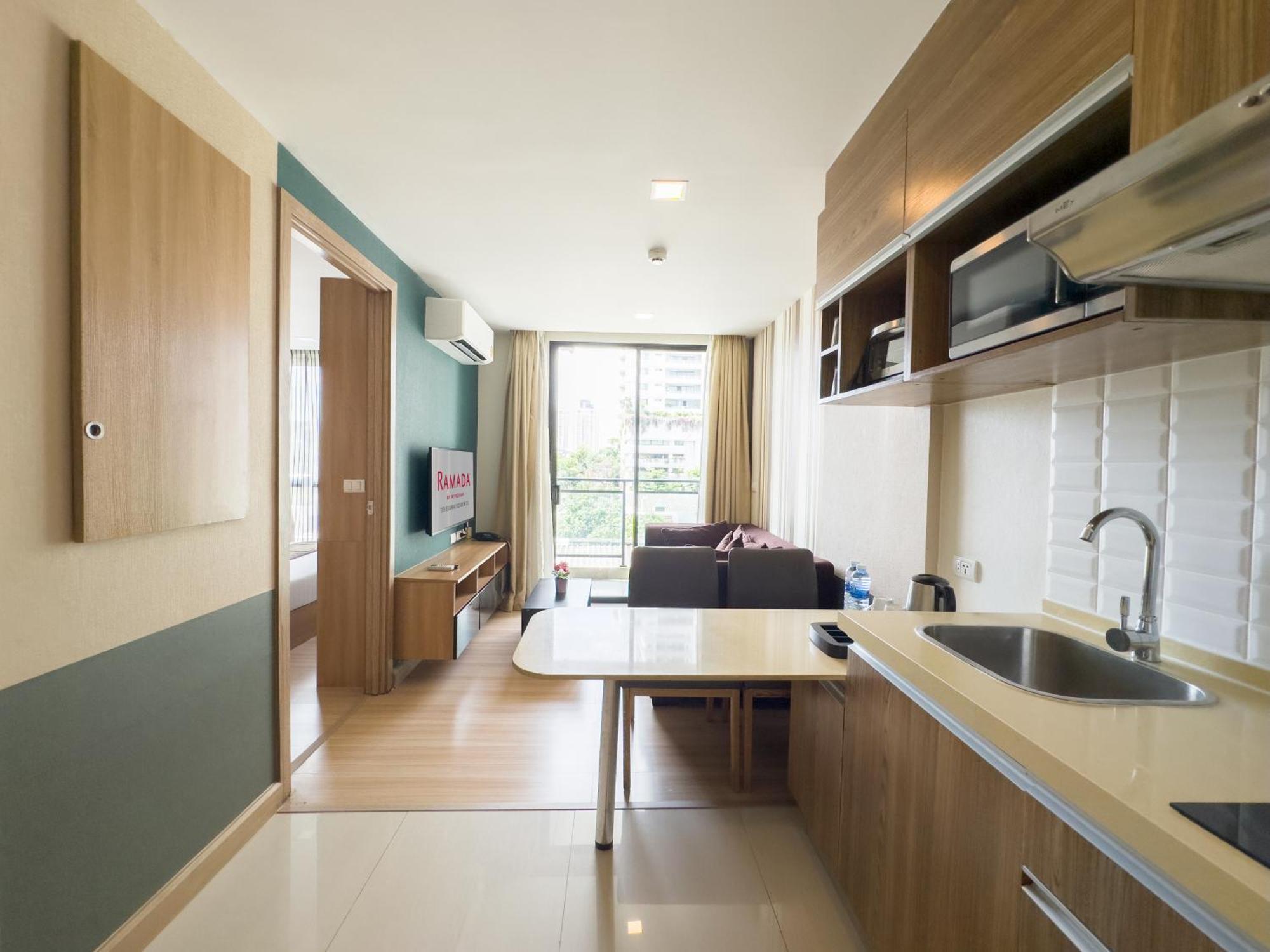 Ramada By Wyndham Bangkok Ten Ekamai Residences Экстерьер фото