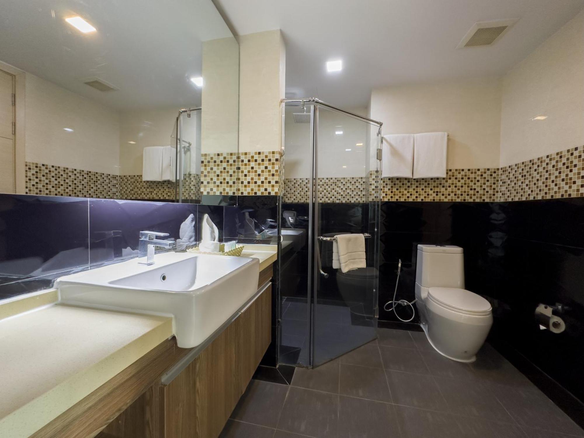 Ramada By Wyndham Bangkok Ten Ekamai Residences Экстерьер фото