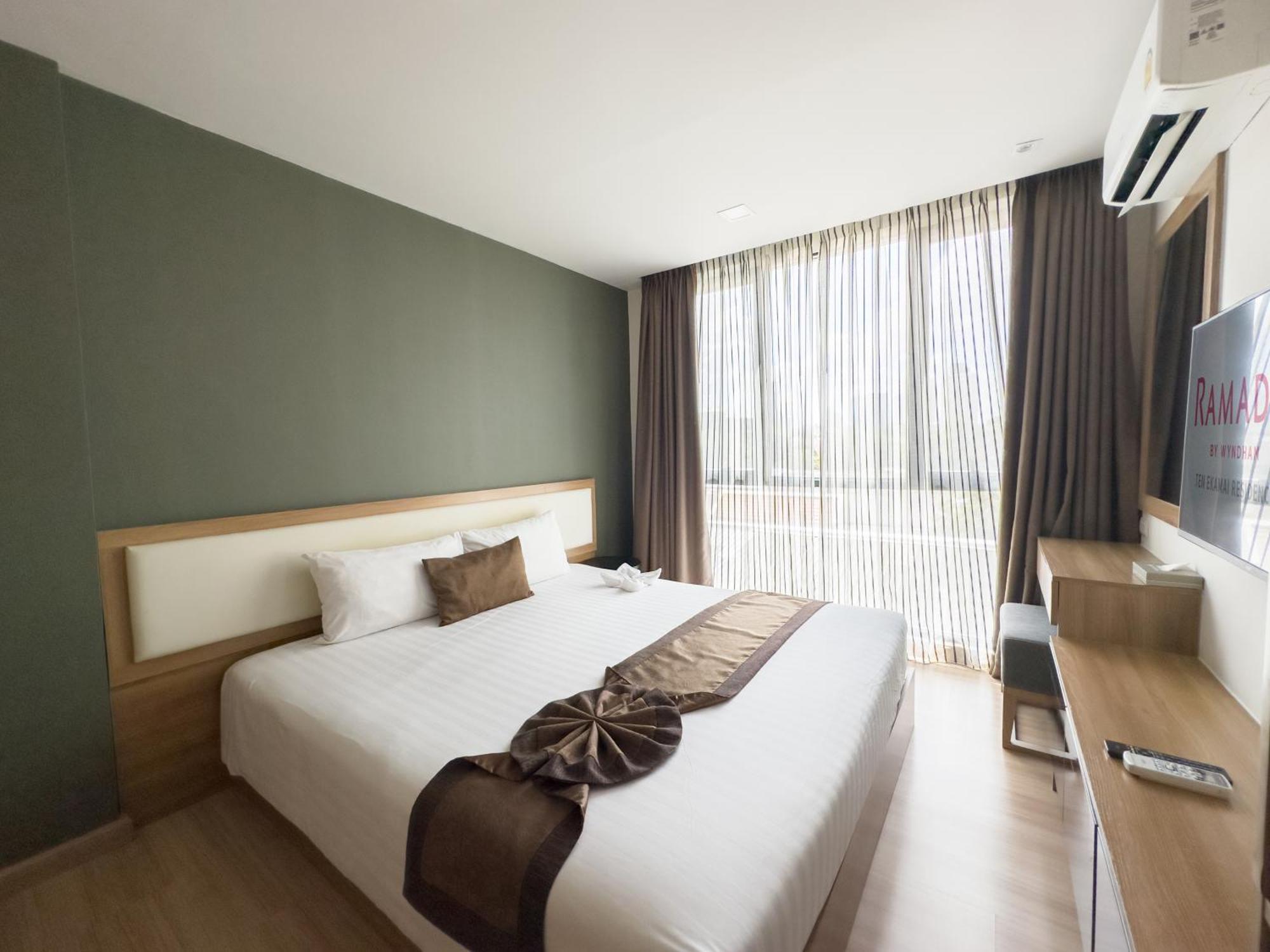 Ramada By Wyndham Bangkok Ten Ekamai Residences Экстерьер фото